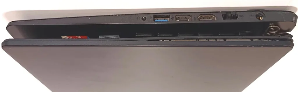 Acer Extensa 15 EX215-52-53XM. i5-1035G1, DDR4, 15,6. Defectos - Imagen 9