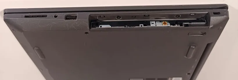 Lenovo V330-15IKB. I5-8250U. 12GB RAM, SSD 256GB. Defectos. - Imagen 4